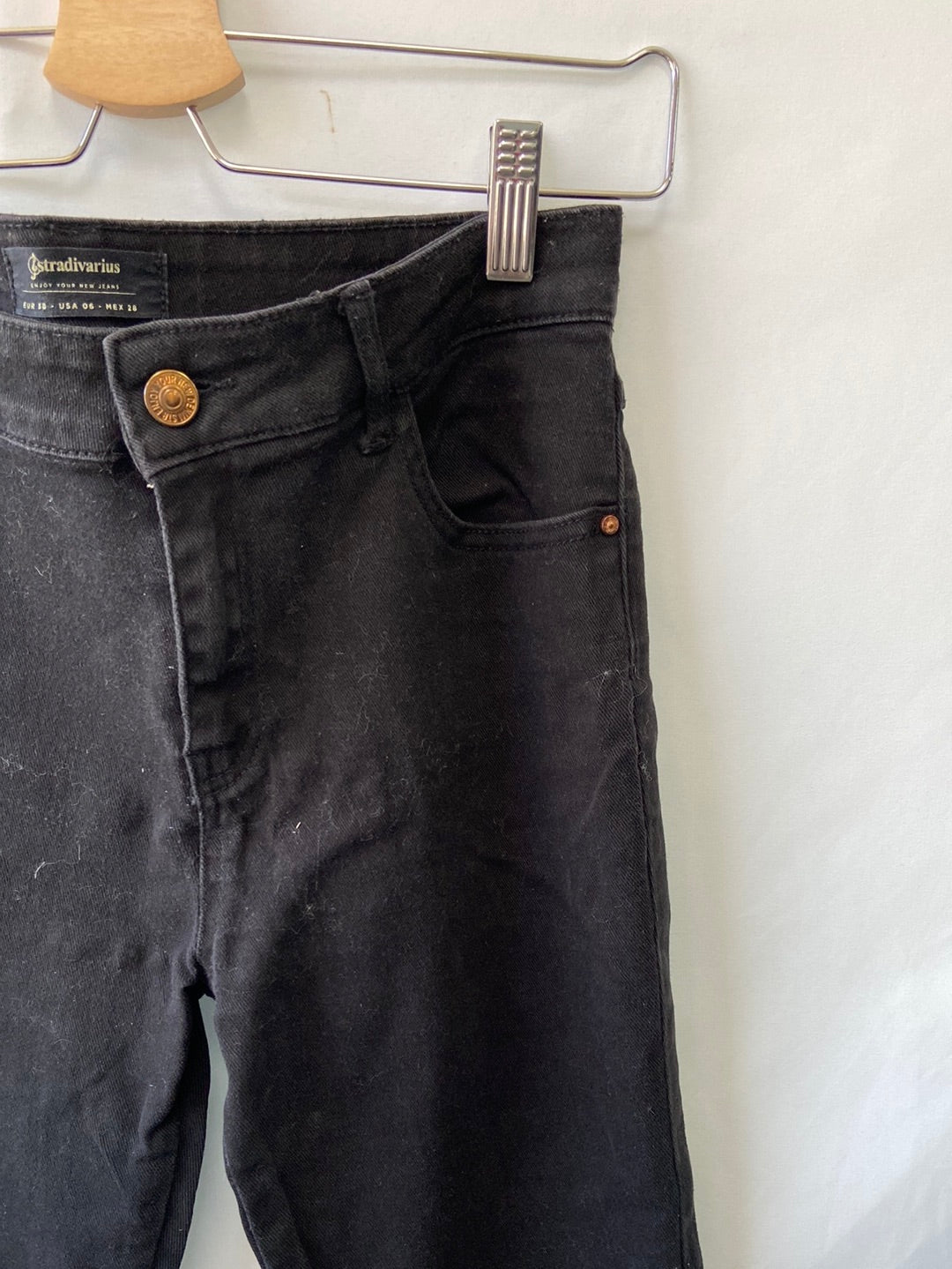 STRADIVARIUS. Pantalón denim negro T.38