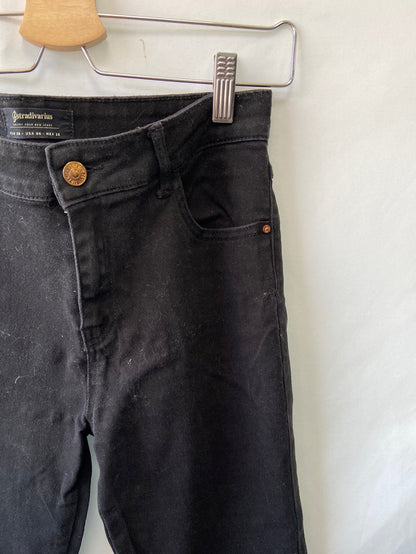STRADIVARIUS. Pantalón denim negro T.38