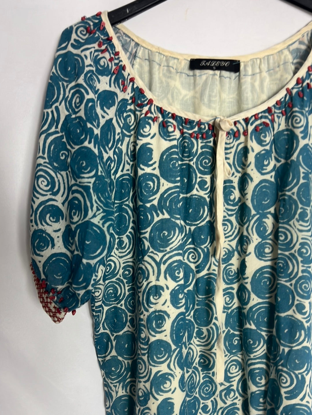 TALEYO. Vestido corto estampado y pedrería en la manga. T S