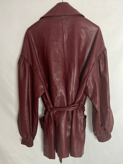 ZARA. Chaqueta efecto piel estilo oversized burdeos. T S