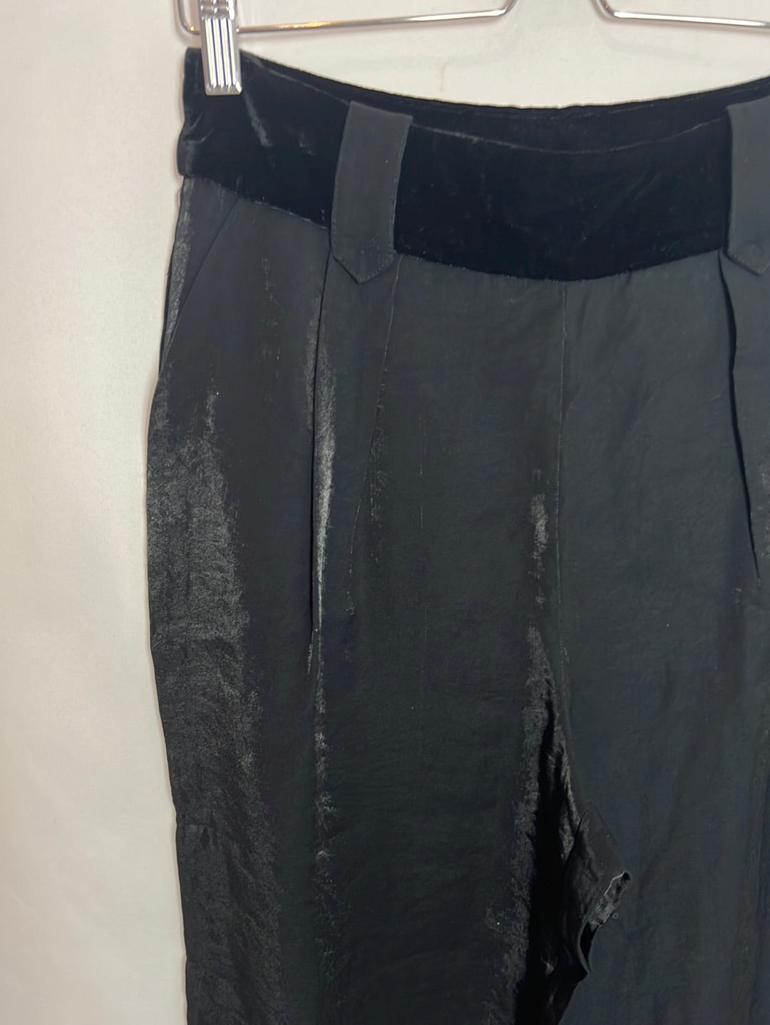 INTROPIA. Double-textured pleated trousers in black. TM