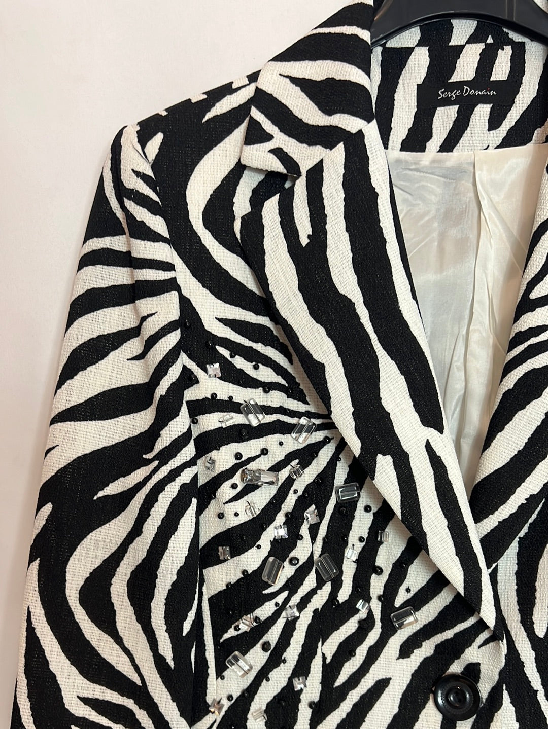 SERGE DONAIN. Blazer estampado cebra y pedrería. T 40