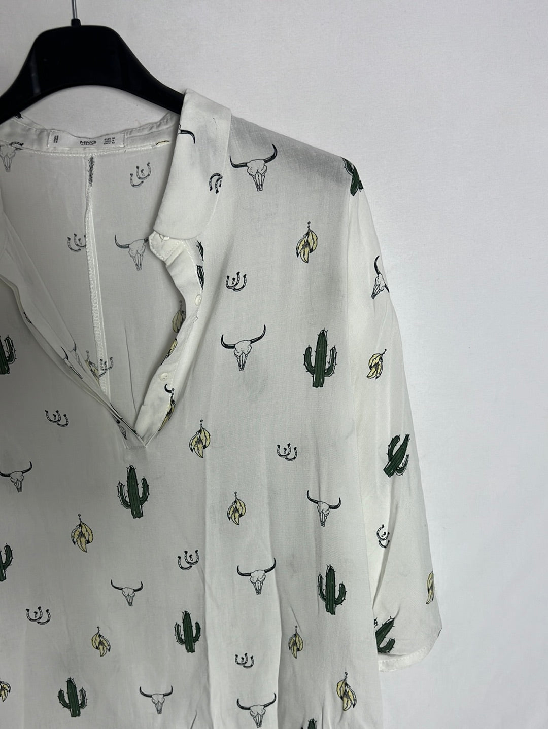 MANGO. Blusa blanca manga corta dibujos. T M