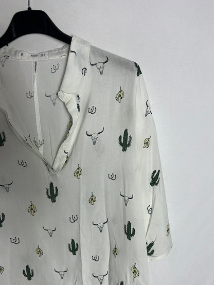 MANGO. Blusa blanca manga corta dibujos. T M