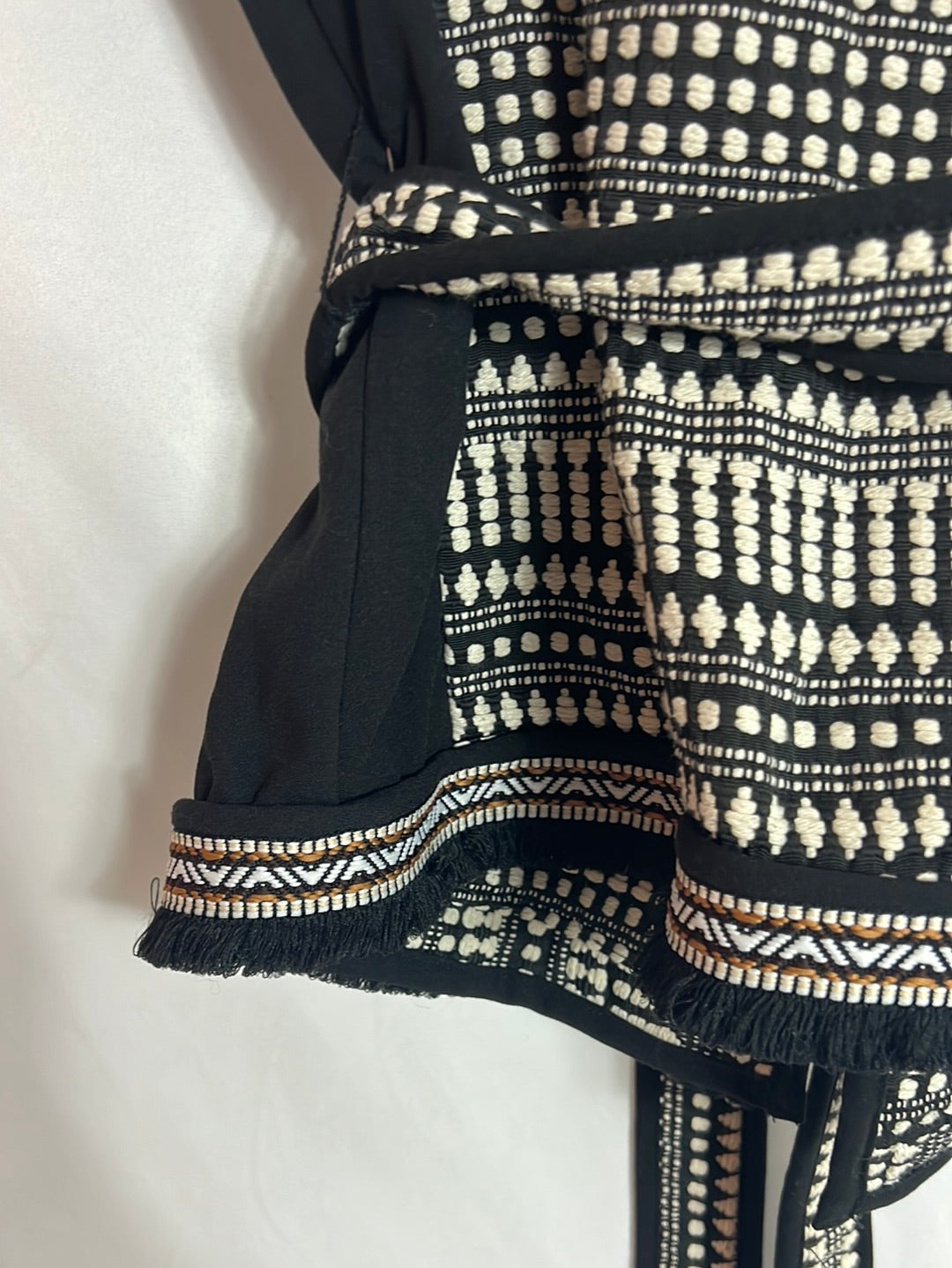 H&M. Chaleco blanco y negro bordado. T 36