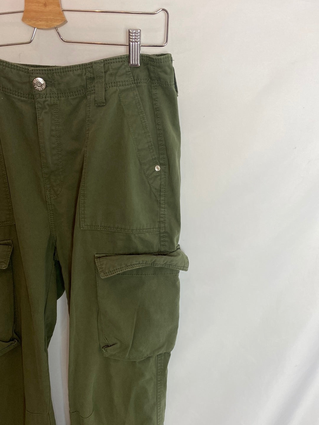 Bershka. Pantalones cargo verde militar. T.38