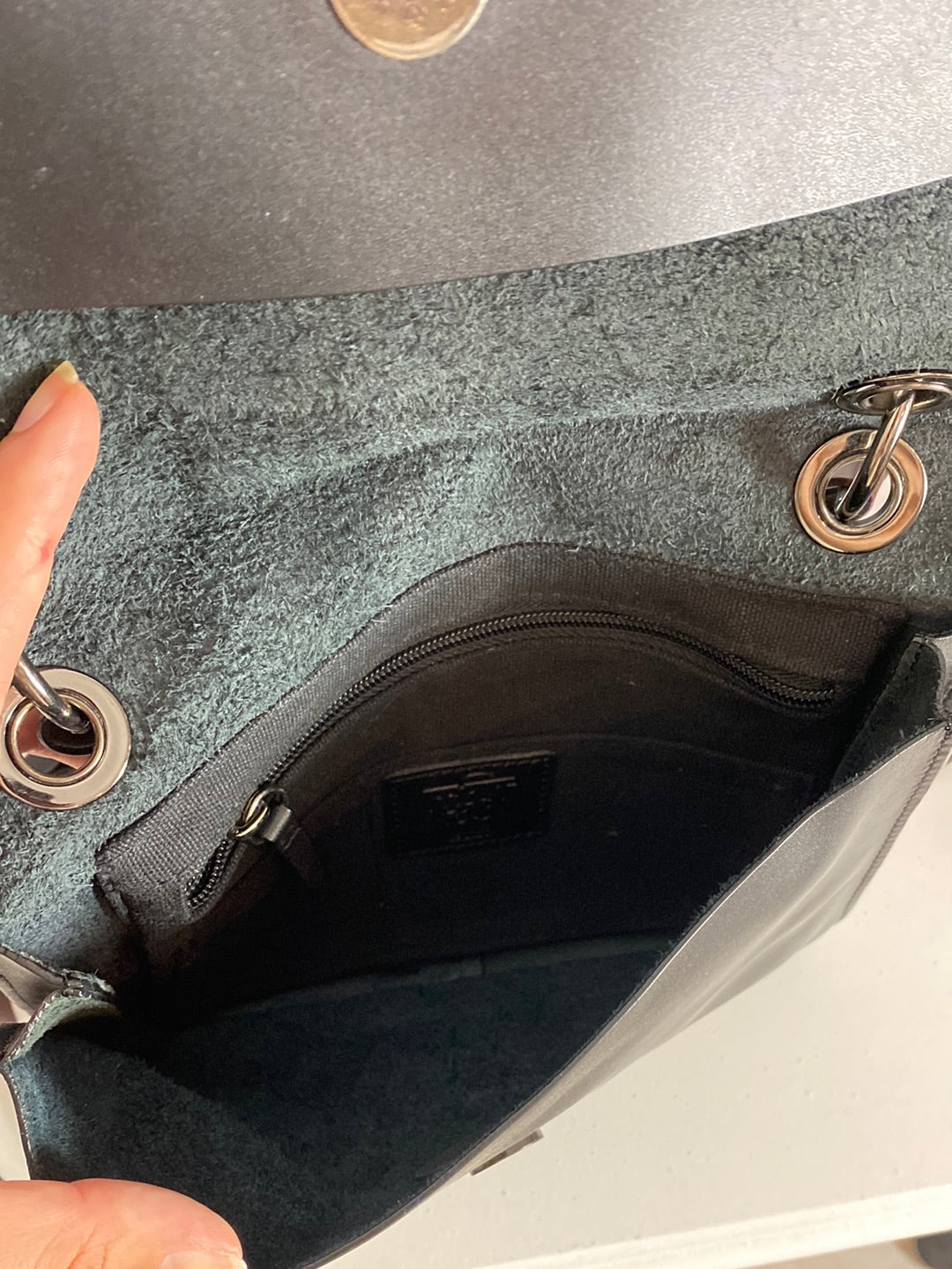 OTRAS. Bandolera negro piel