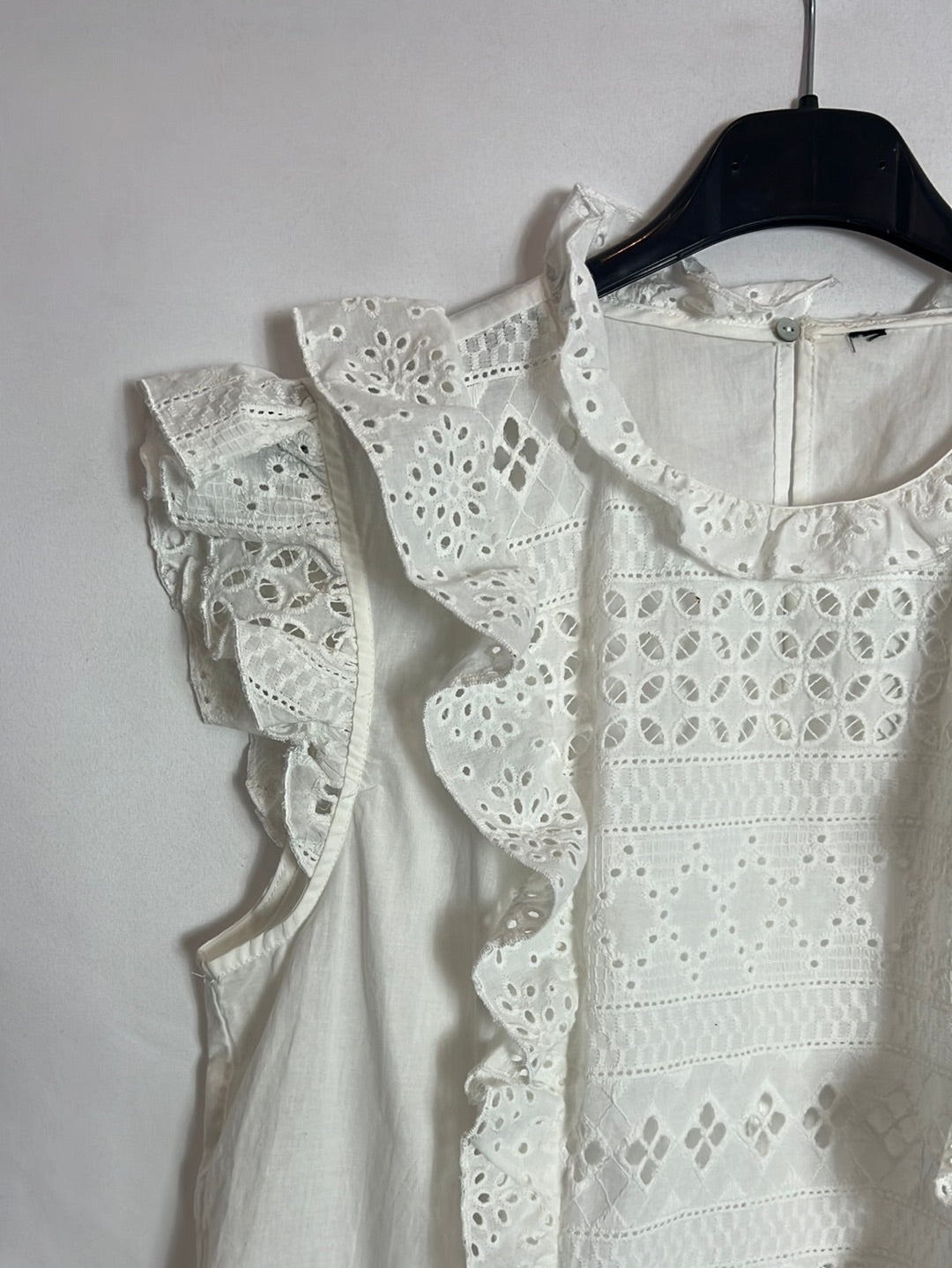 OTHERS. White die-cut top with ruffled collar. TS/M (tare)