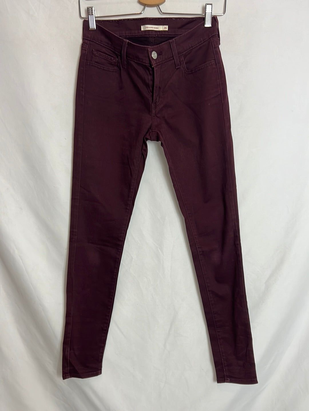 LEVI'S. Skinny denim pants in eggplant. Size 26 (36)