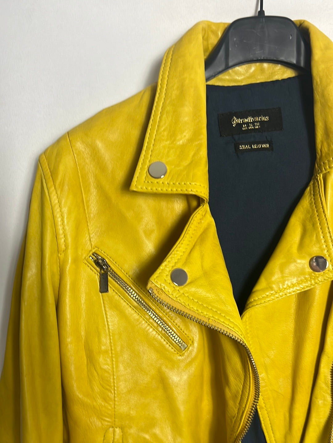 STRADIVARIUS. Chaqueta piel amarilla estilo biker. T M