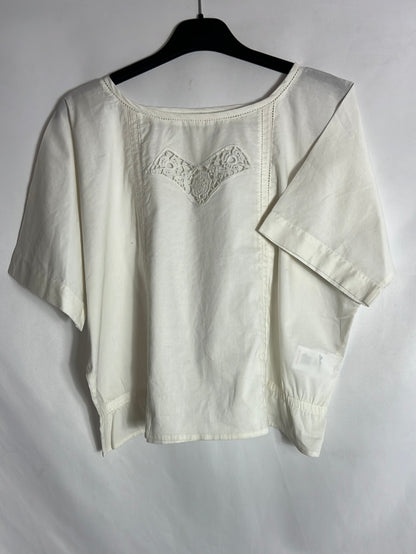 BELLEROSE. Blusa blanca cortita detalle bordado. T 1 (S)