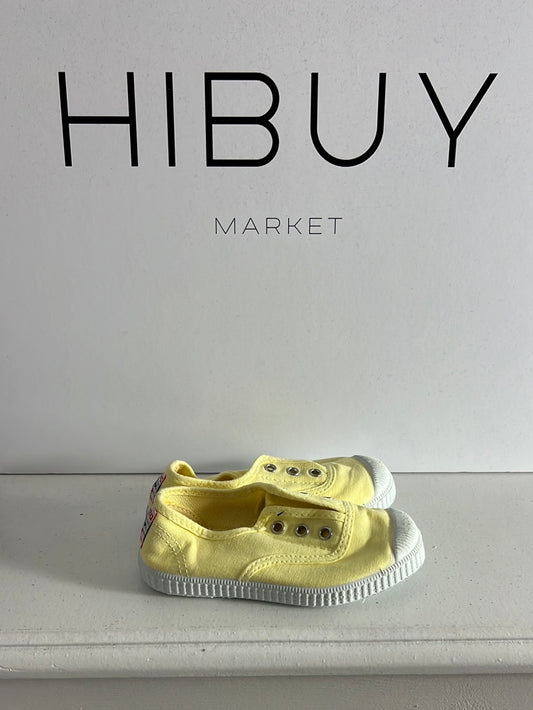 CIENTA. Yellow canvas sneakers with toe cap. Size 25