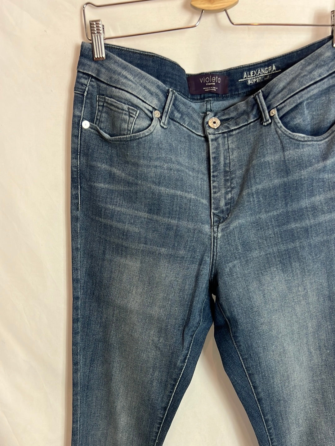 VIOLETA BY MANGO. Pantalón denim efecto desgastado. T 48