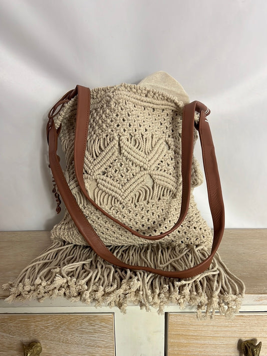 SLOWLOVE. Bolso beige flecos