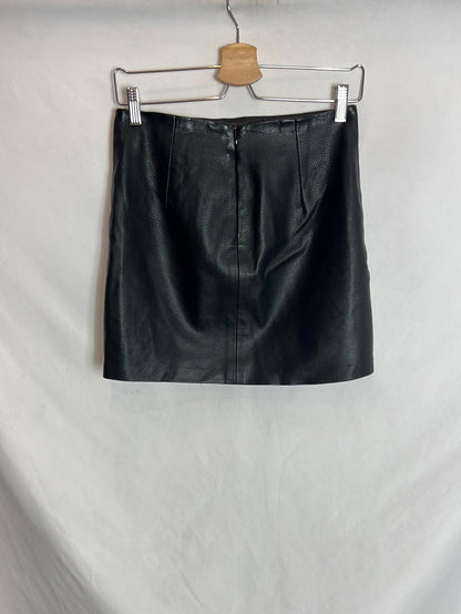 BERSHKA. Falda negro efecto piel bordados. T S