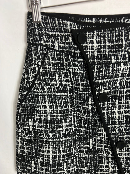 SUNCOO. Black and white button-down short skirt. TS