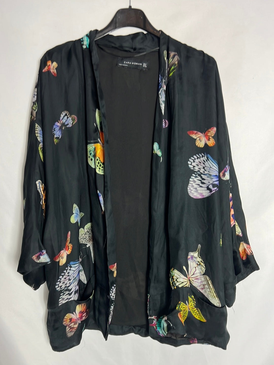ZARA. Kimono seda estampado mariposas. T M