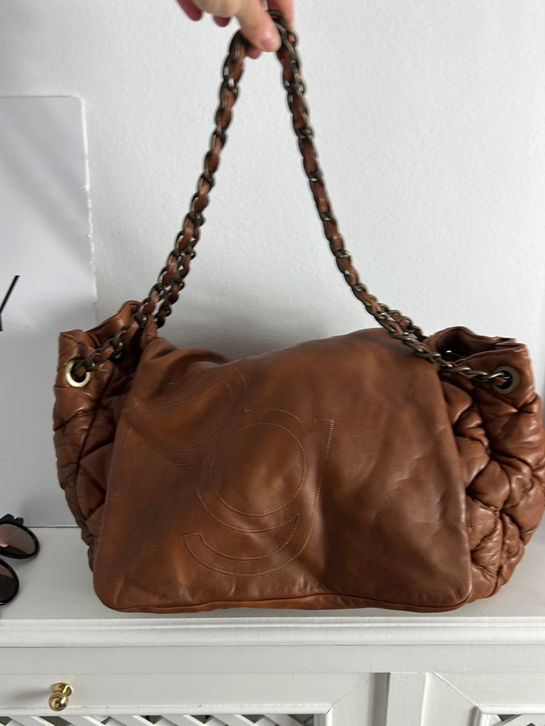 PURIFICACIÓN GARCIA. Bolso marrón piel guateado