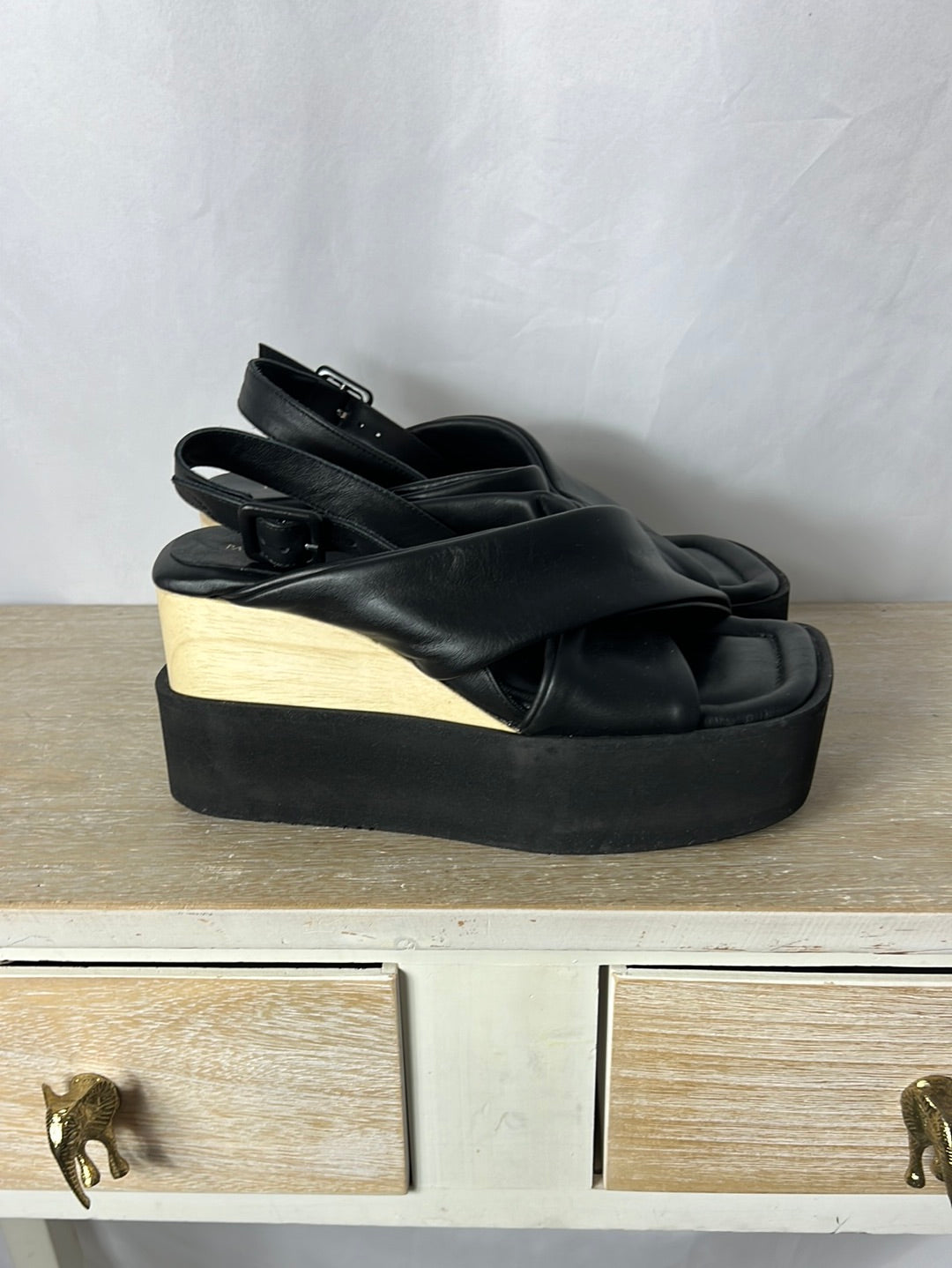 PALOMA BARCELÓ. Plataformas tira cruzada negra. T 39