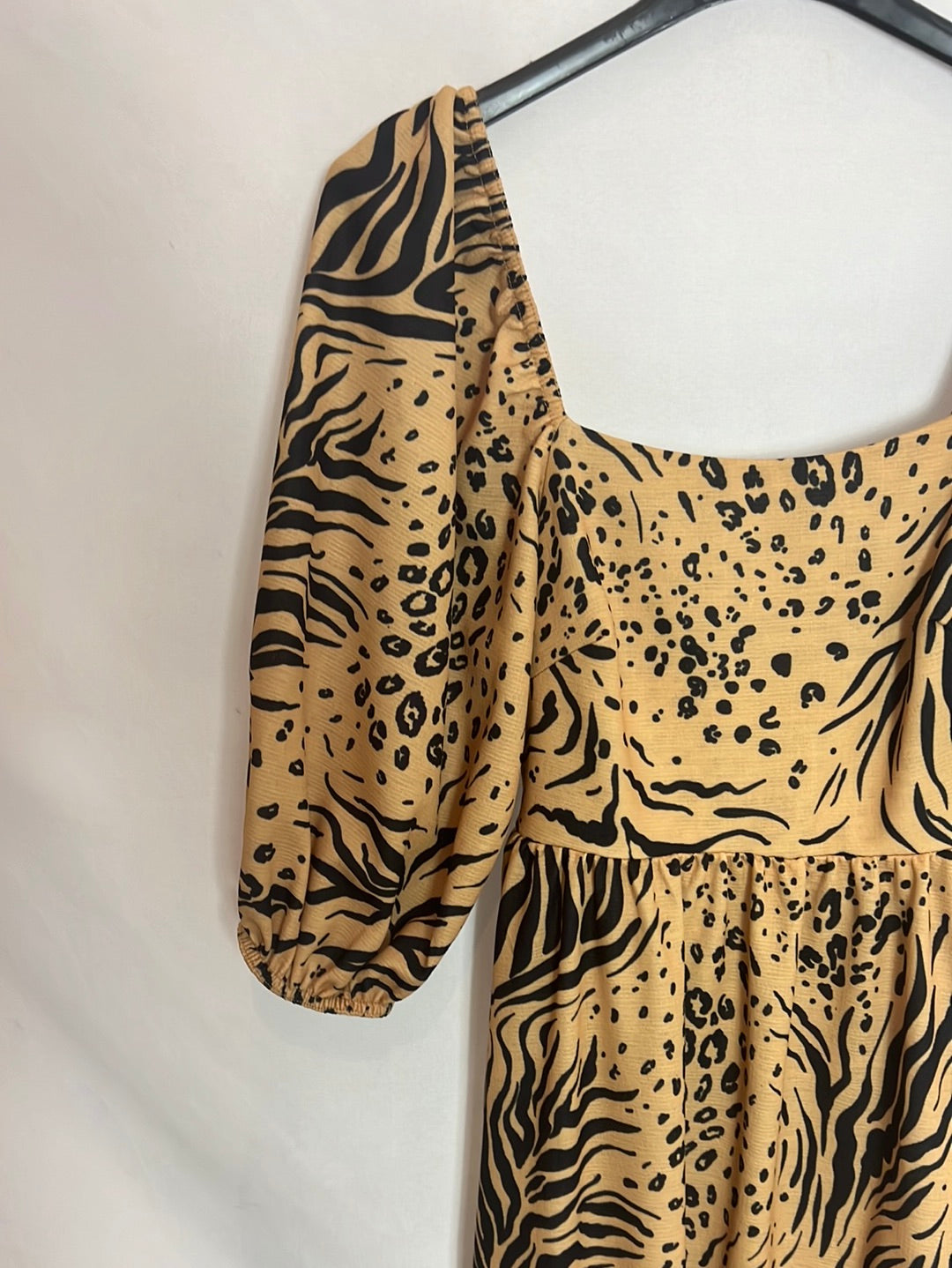 ASOS. Vestido midi cut out manga corta. T.XXS