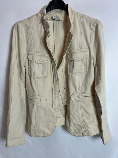 ZARA. Chaqueta beige corchetes. T XS
