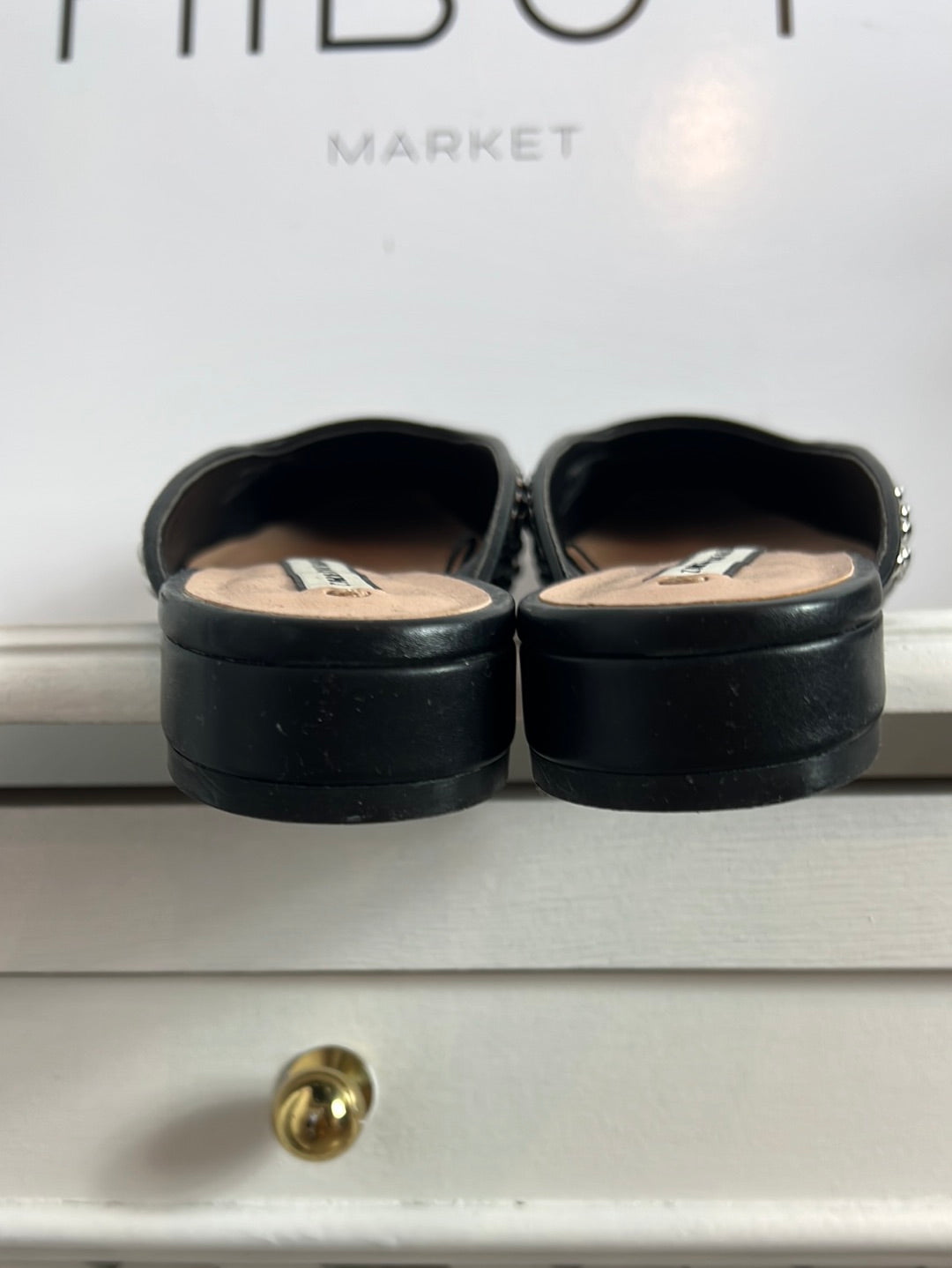 ZARA. Mules tachuelas negras T.37