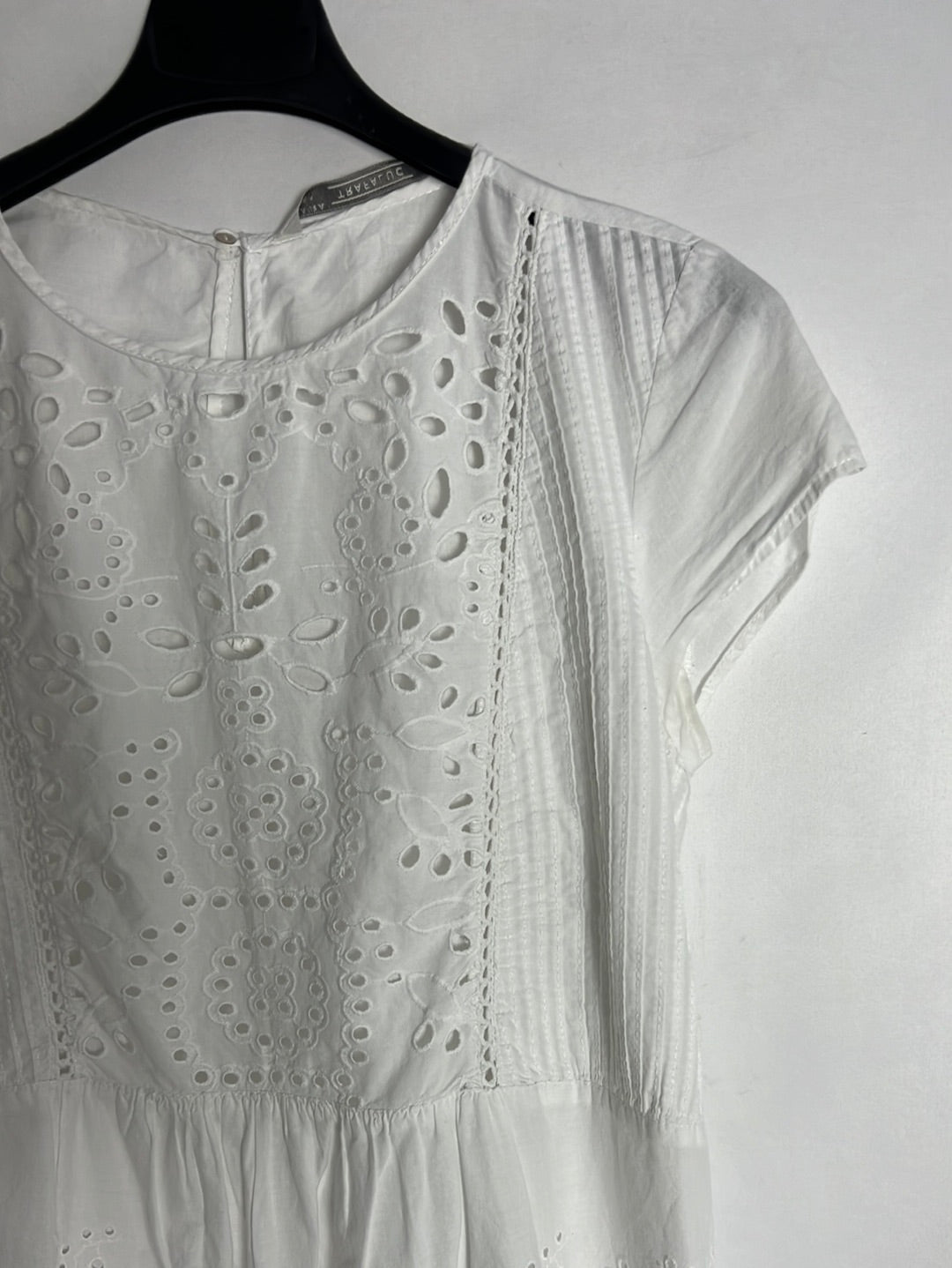ZARA. Top blanco troquelado. T S