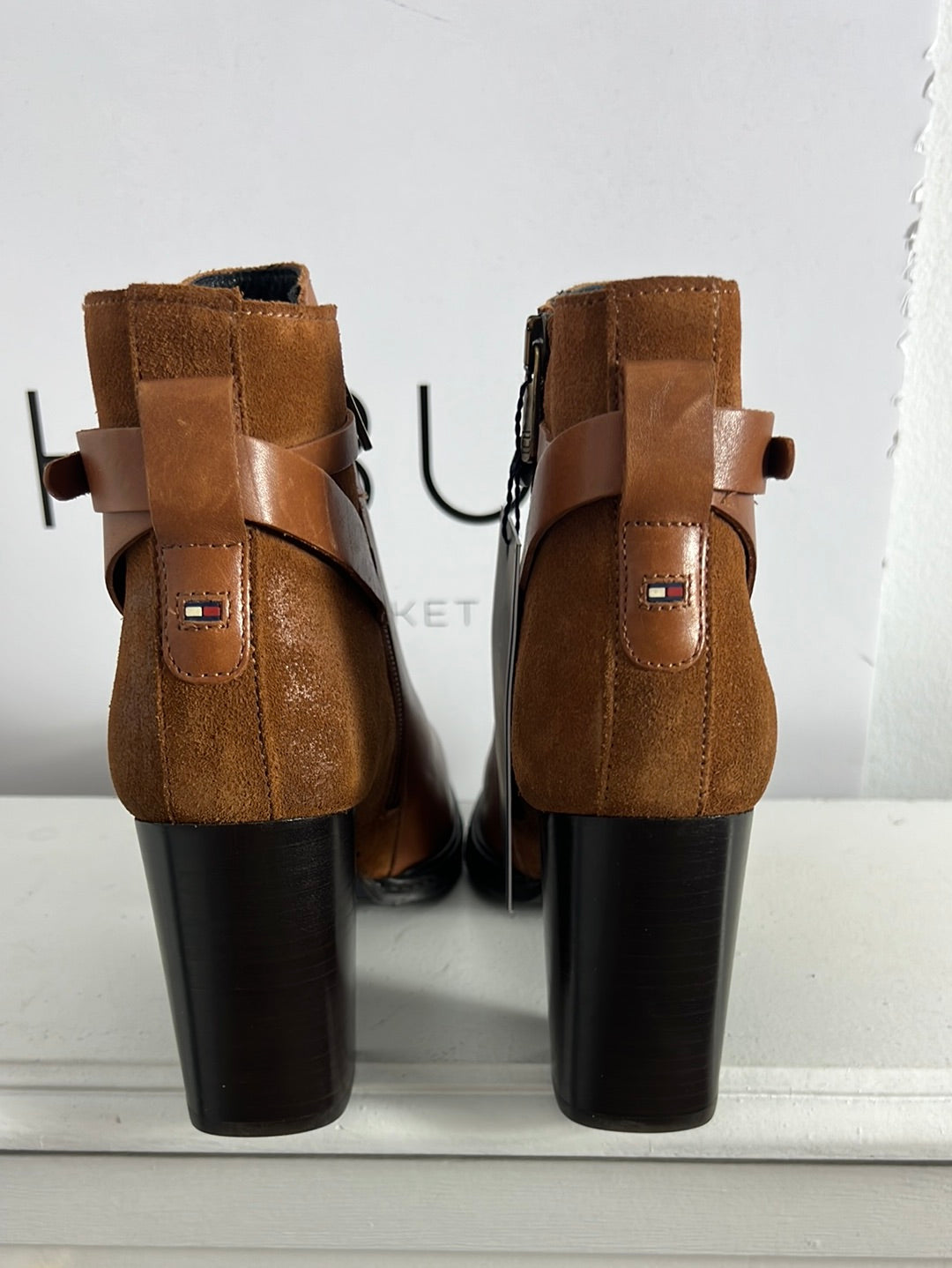 TOMMY HILFIGUER. Botines piel con tacón T.38