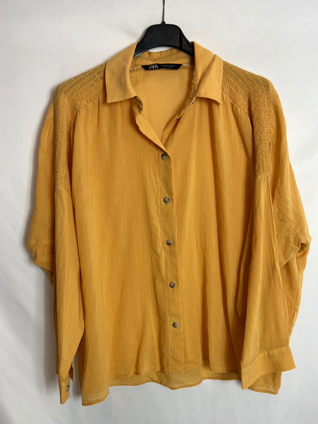 ZARA. Blusa mostaza efecto lino. T L