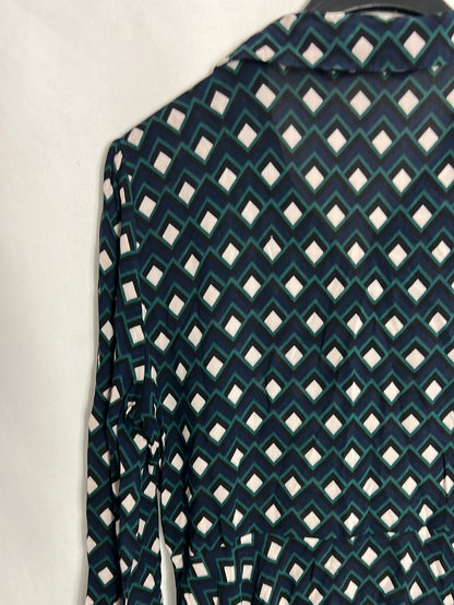 zara green geometric print dress Zara Jacquard Midi Dress in an olive green colorway, decorated with an all-over white and pink geometric floral pattern SOLD OUT Size: Labeled Small, fits S-M Price: R399 : 0623309520