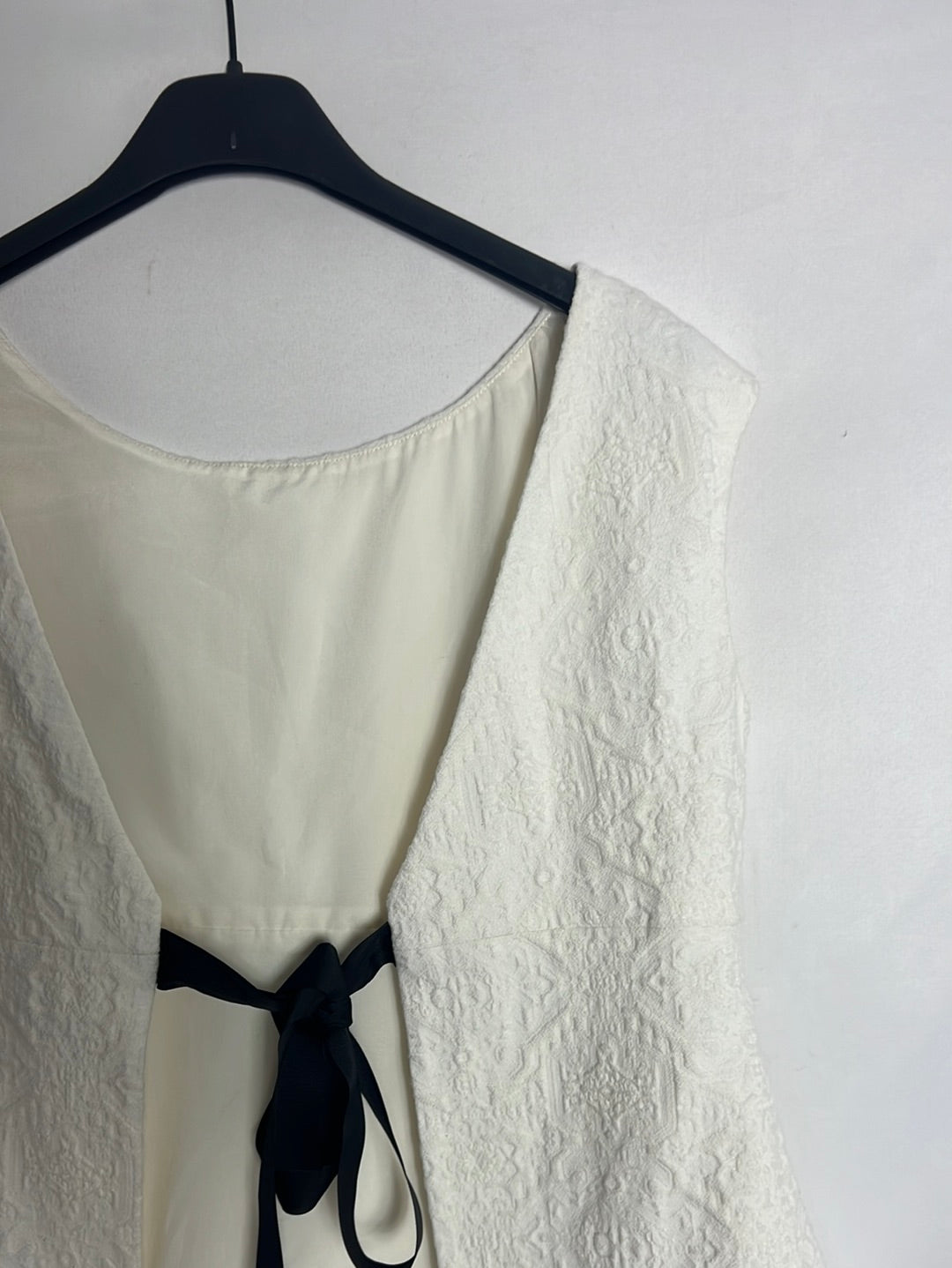 ZARA. White top with back opening. TM