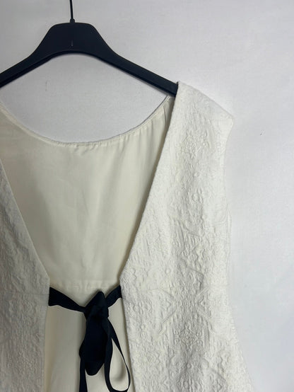 ZARA. White top with back opening. TM