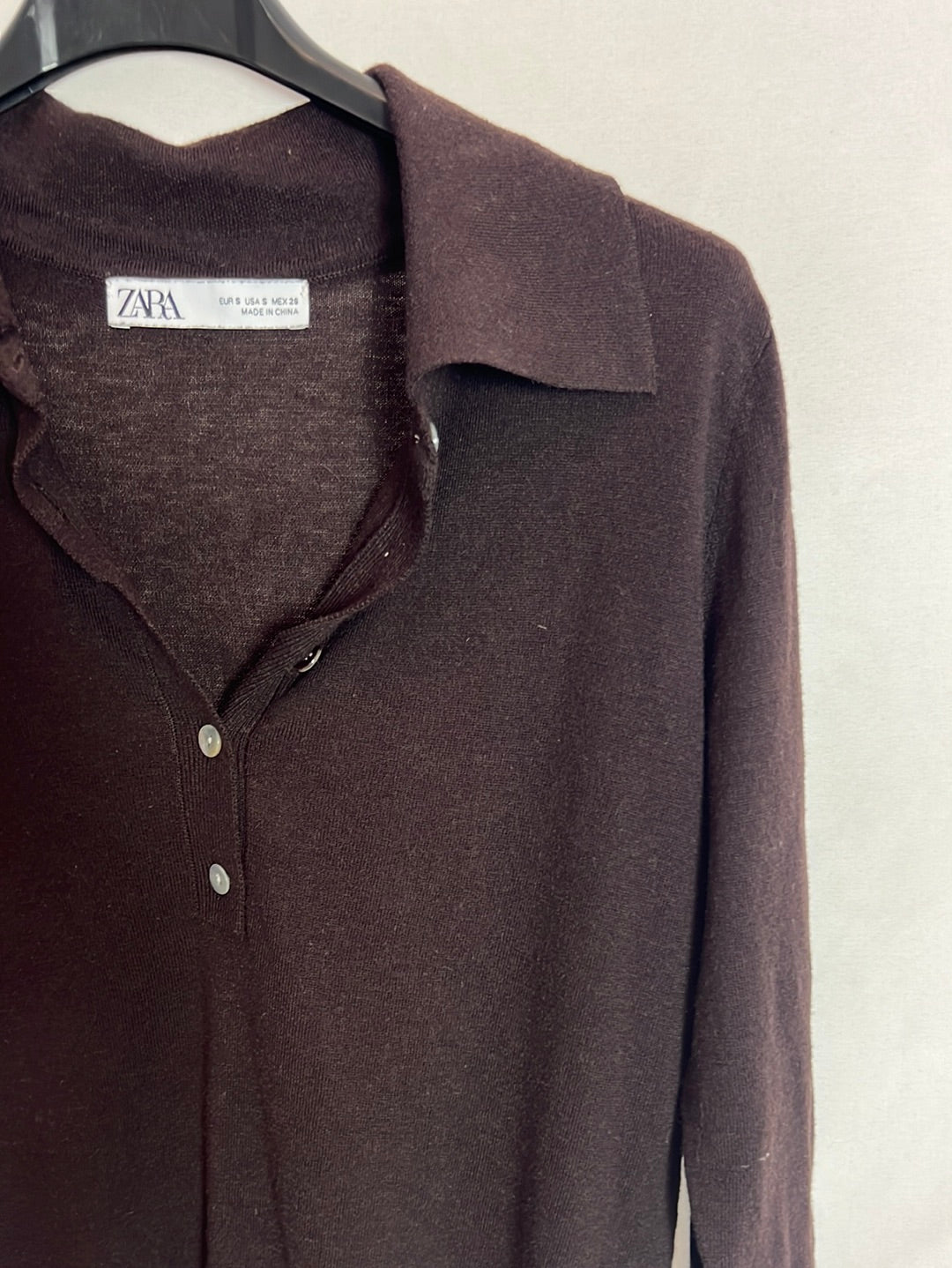 ZARA. Jersey fino marrón con cuello. T S
