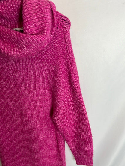 ZARA. Vestido midi punto cuello vuelto fucsia. T.s