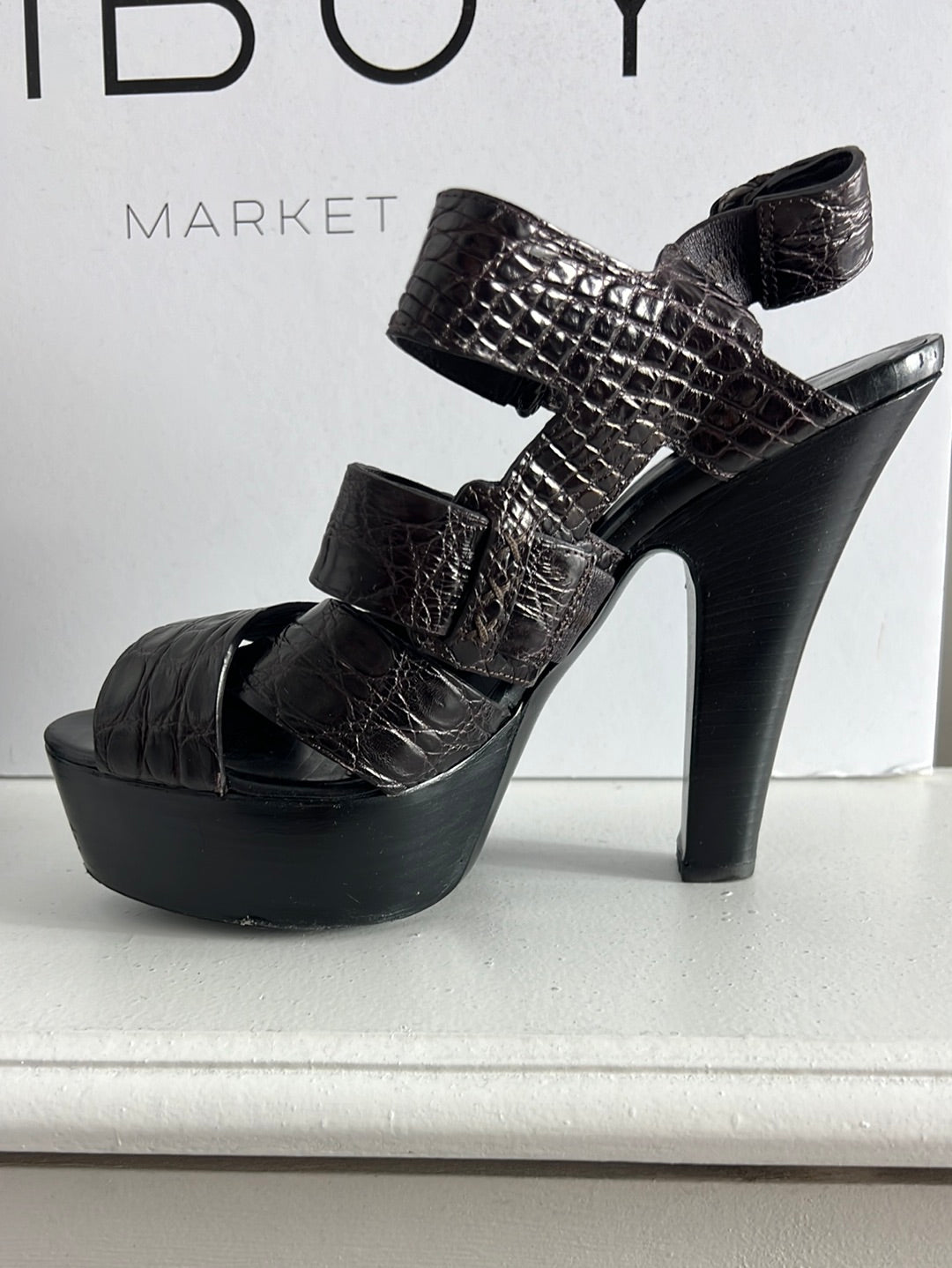 BOTTEGA VENETA. Brown platform sandals. Size 37