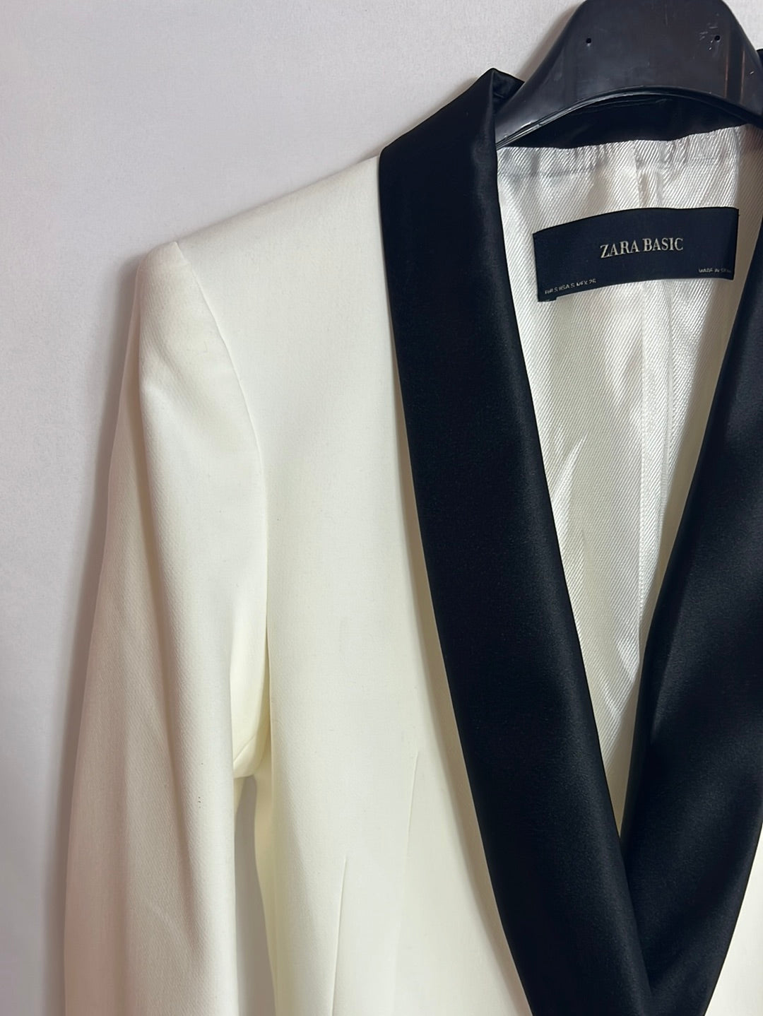 ZARA. Blazer blanca solapa negra. T S