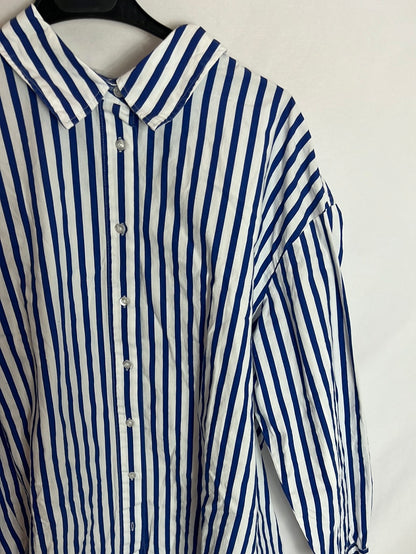 BERSHKA. Camisa oversized botones. T.S