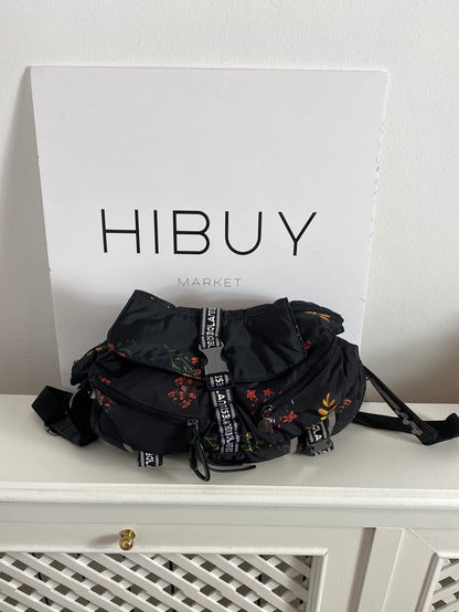 DESIGUAL. Bolso negro con flores