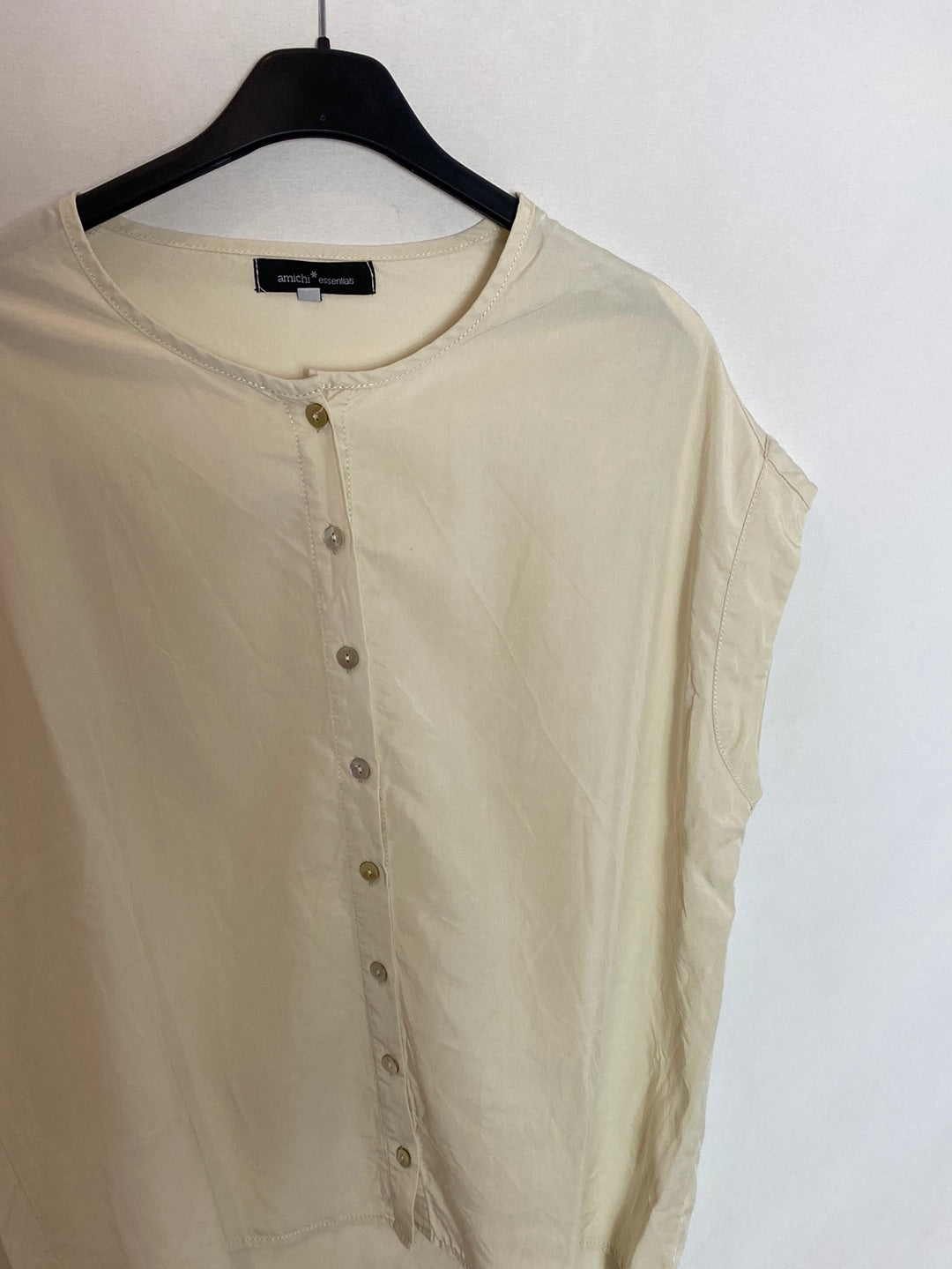 AMICHI. Beige Sleeveless Ts Blouse