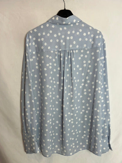 MANGO. Blusa azul claro lunares blancos. T XL