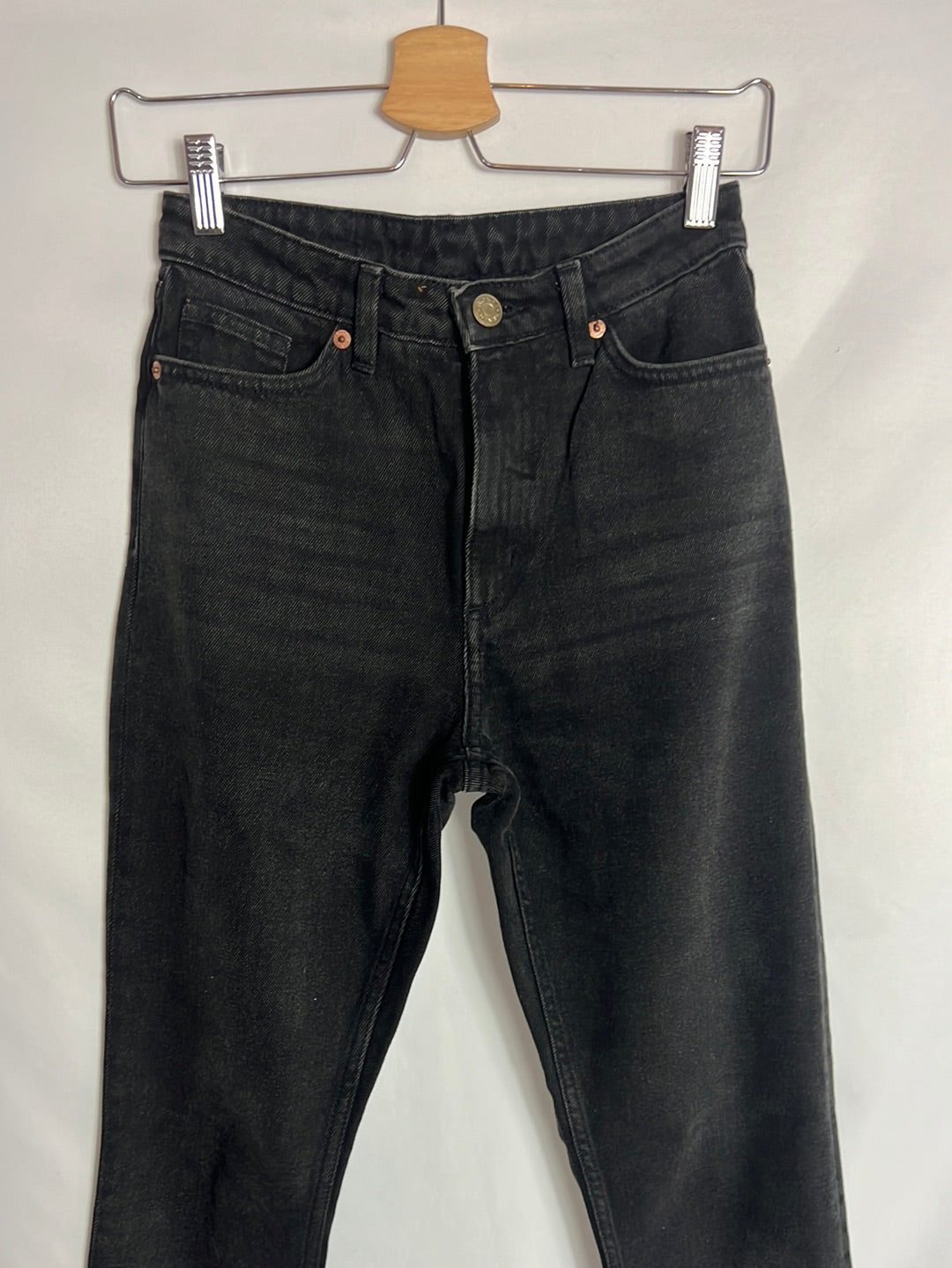 MONKI. Pantalón denim negro cintura alta. T 32