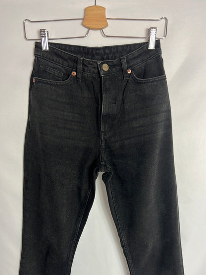 MONKI. Pantalón denim negro cintura alta. T 32