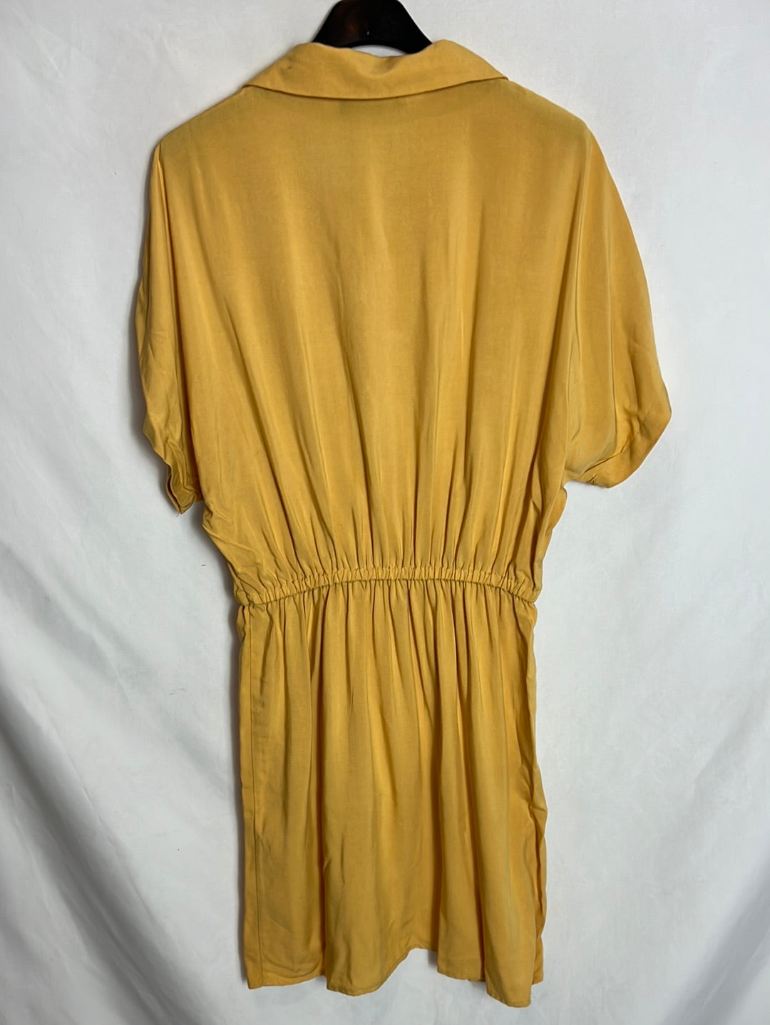 BERSHKA. Vestido abotonado mostaza T.m