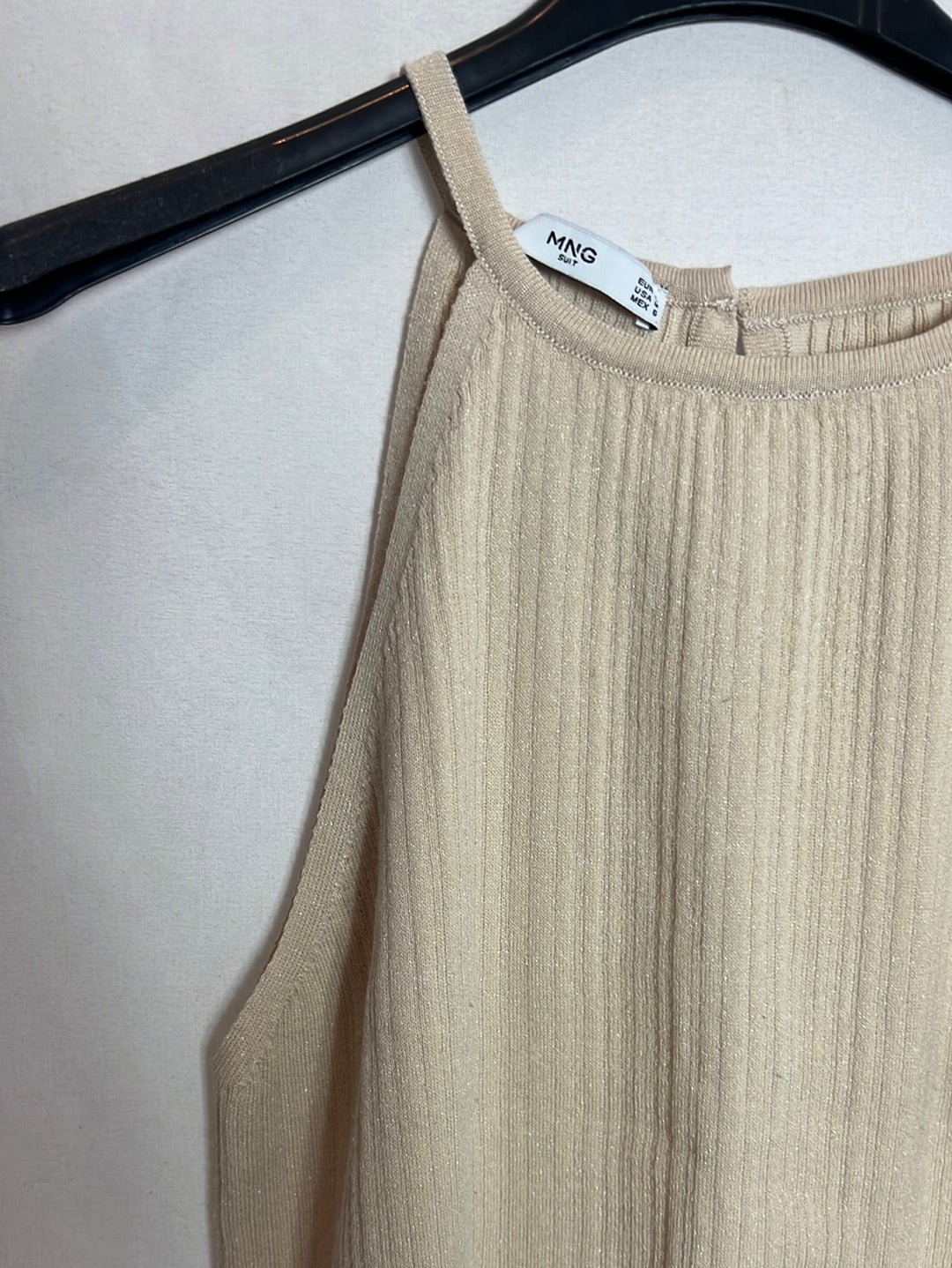 MANGO. Top textura beige cuello halter. T L