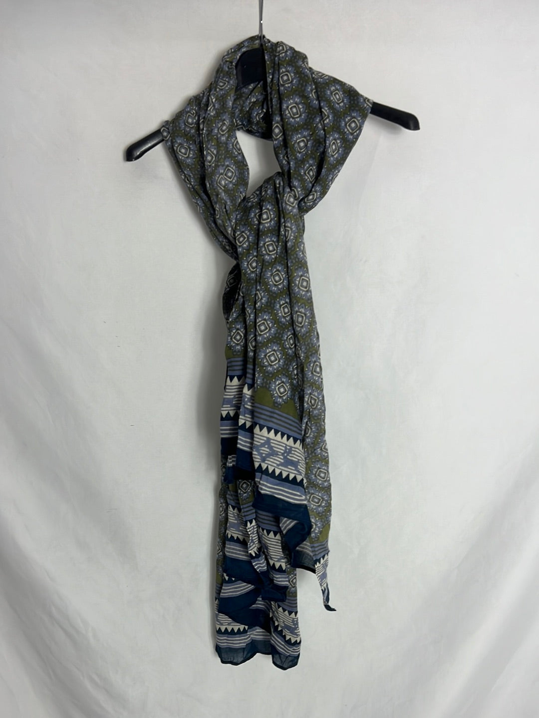 OTRAS. Pañuelo estampado verdes y azules