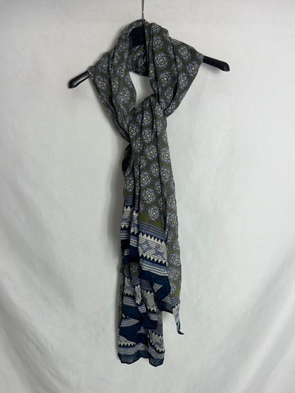 OTRAS. Pañuelo estampado verdes y azules