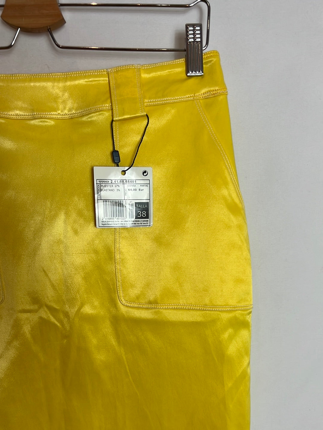 ADOLFO DOMINGUEZ. Falda corta amarilla satinada. T 38 – Hibuy market