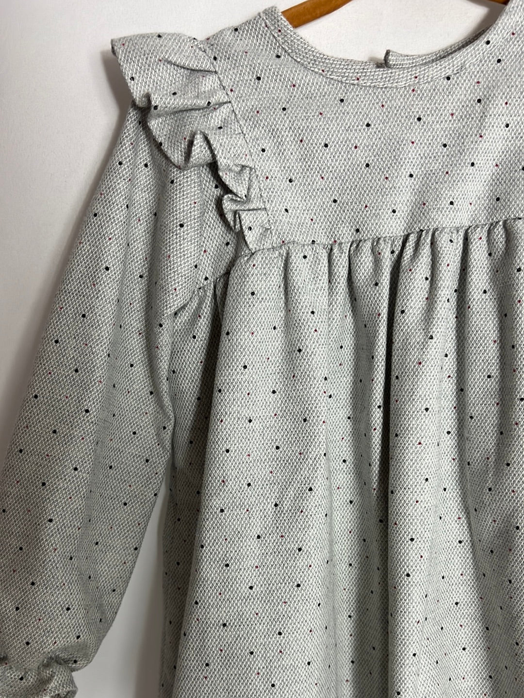 DOÑA CARMEN. Vestido gris textura mini topitos. T 4 Años