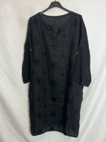 OTRAS. Vestido negro lino bordado. T XL