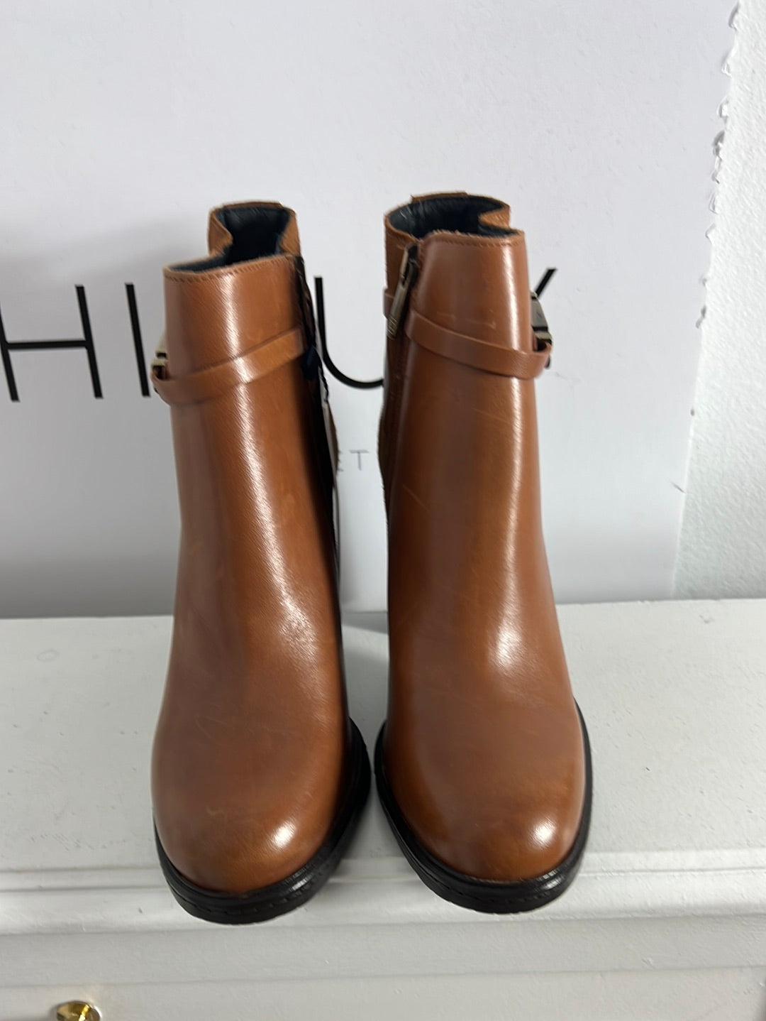 TOMMY HILFIGUER. Botines piel con tacón T.38